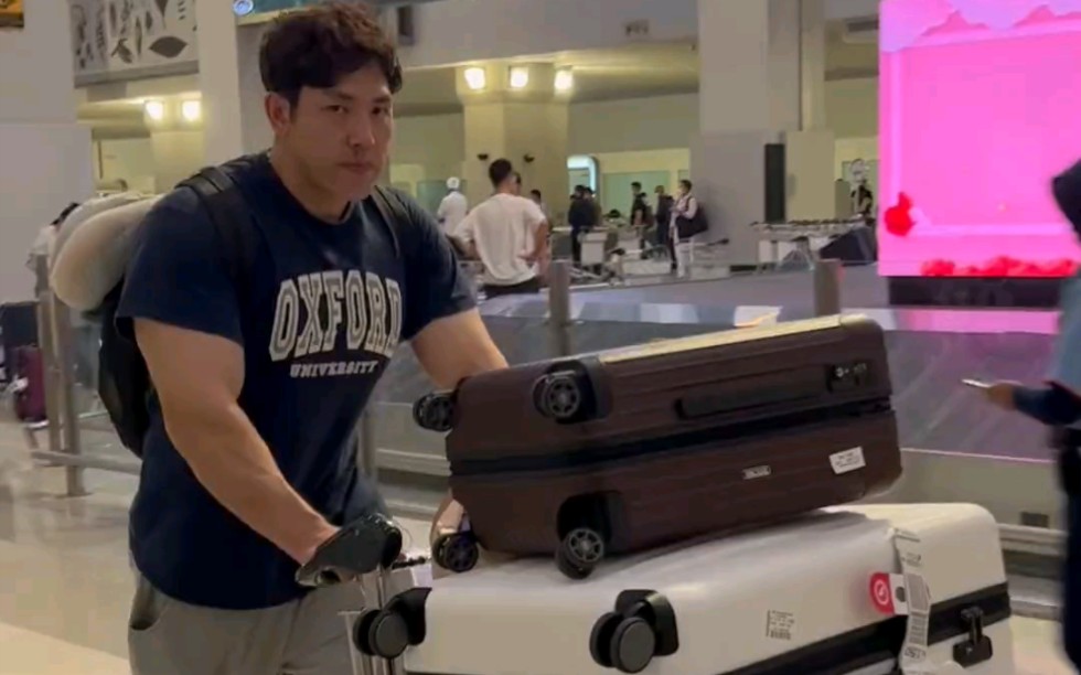 李亚强愁怀了,自己一出国健美圈就乱套了