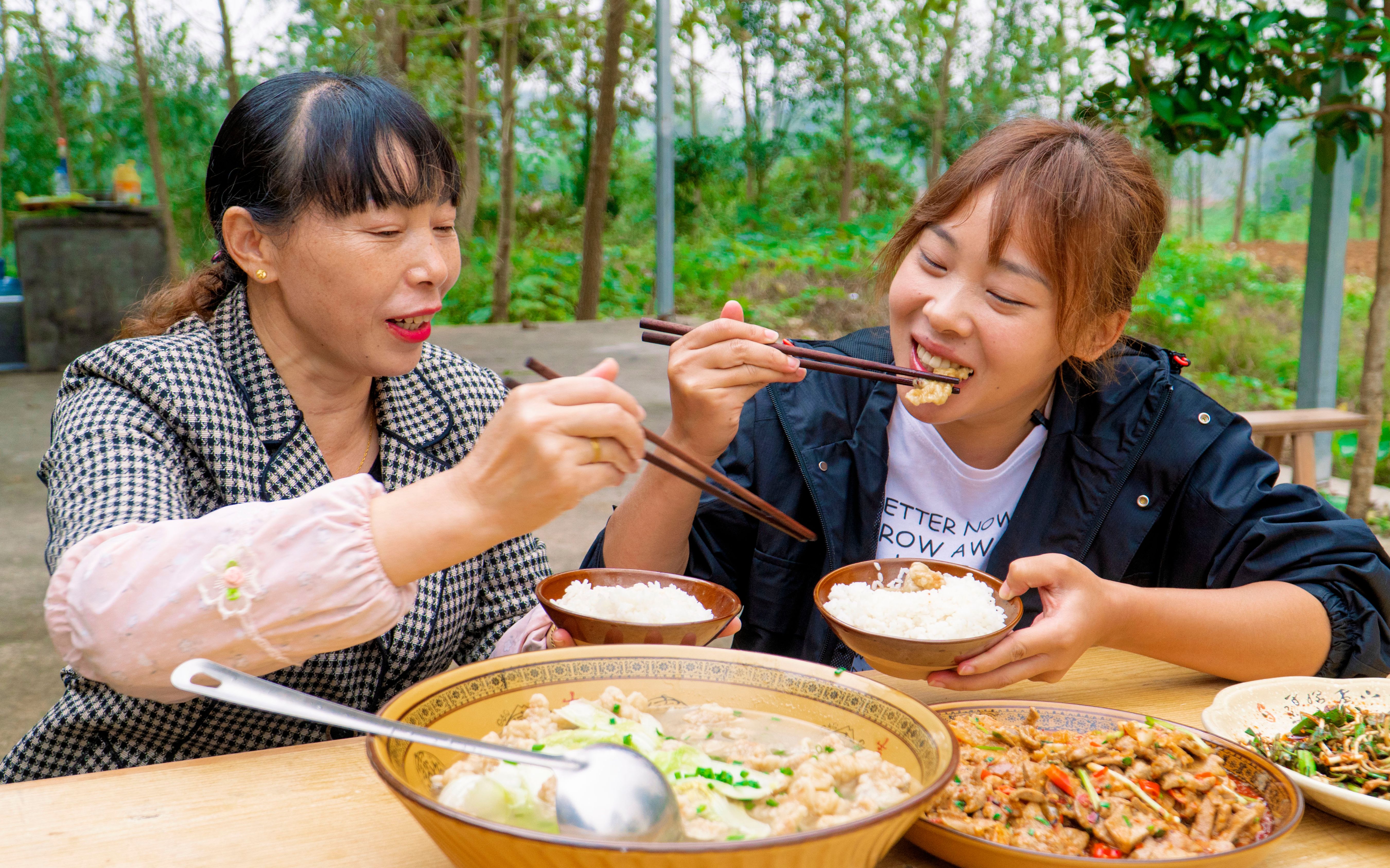 大口吃饭照片图片