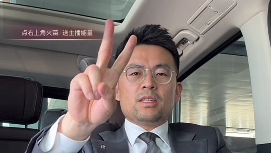奔驰小雨叔 正装皮鞋黑袜直播 已婚直男人父身上一直有股不一般的魅力，沧桑坚毅破碎。胡子留了一圈是成熟的标志，正装穿的挺拔是积极的态度。看看人夫的积极 （态度）
