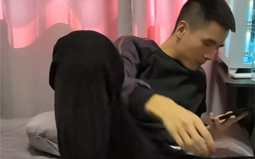 黑袜飞机头小哥