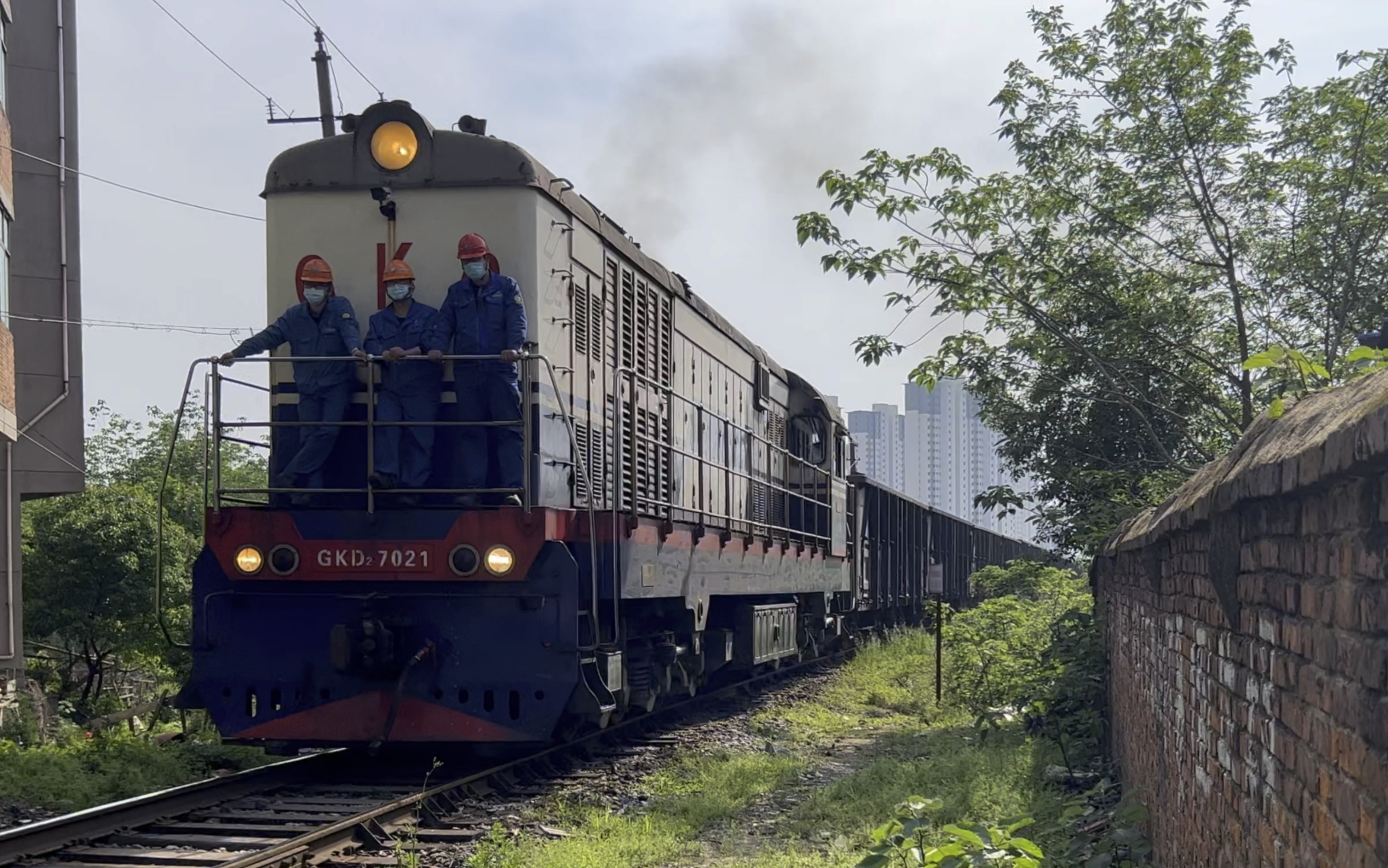 方大特钢gkd7021牵引列车进入南钢编组站
