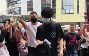 Download Video: 【严浩翔6.9考试路透】最后一天啦！穿的是鬼灭之刃笑死hhh 崽是希望炭治郎守护他吗