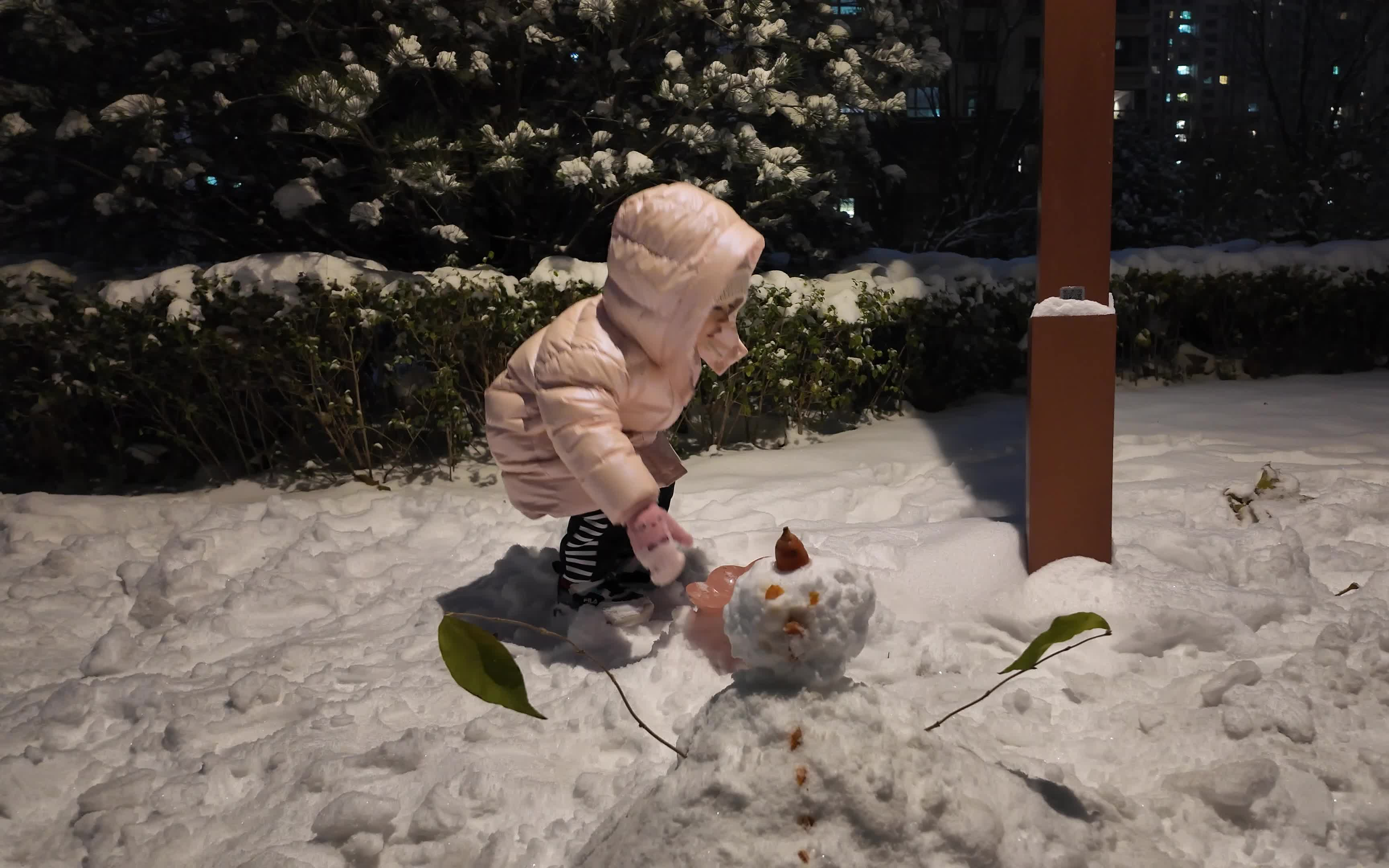 走在厚厚雪地上,打雪仗,都是冬天下雪的聲音