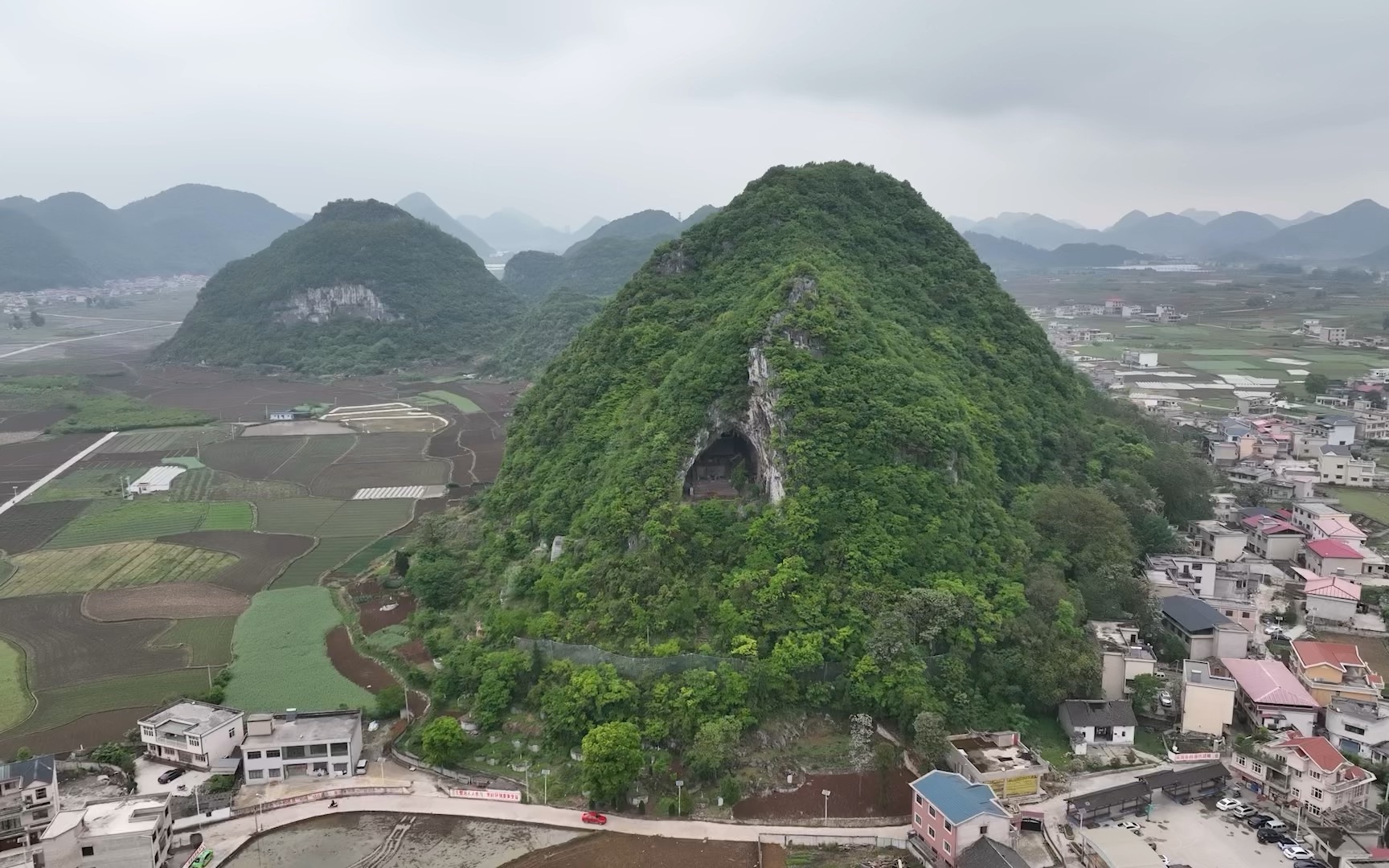 [图]贵州一山洞中发现神秘山洞，洞中居然还有房，什么人隐居在里面呢？