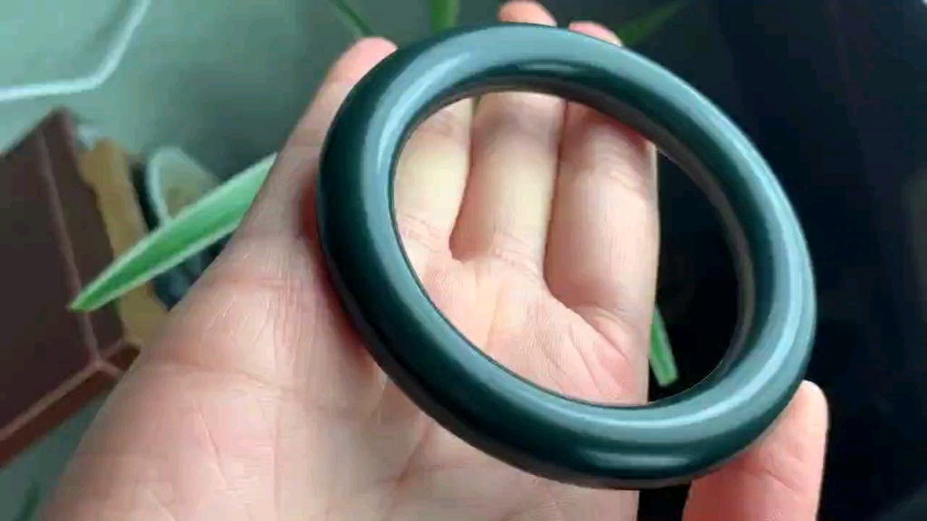 和田玉塔青肥美圆条手镯56口径 品相完美 无黑点无裂 结构细腻油润的