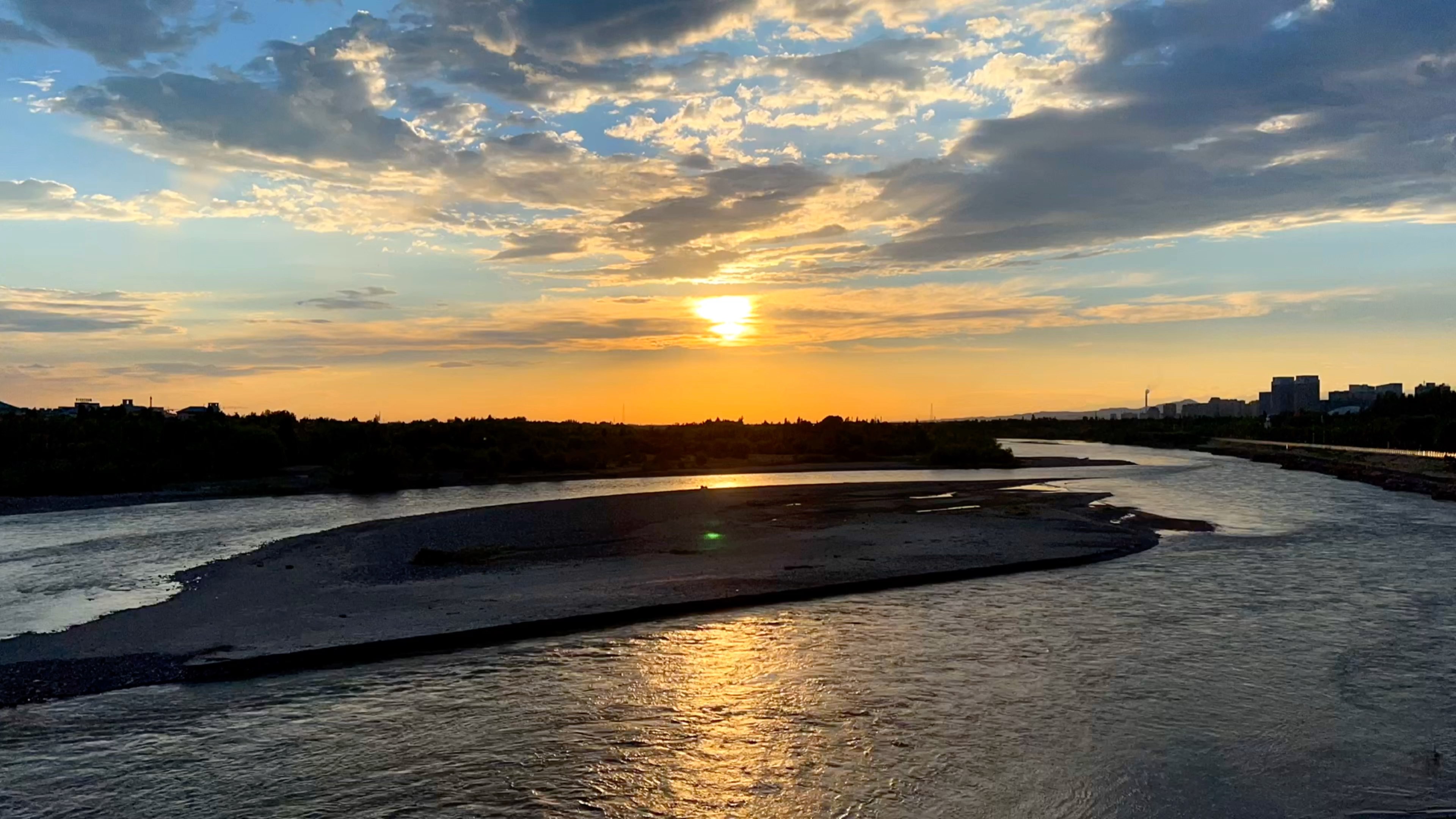 伊犁河大桥的日落