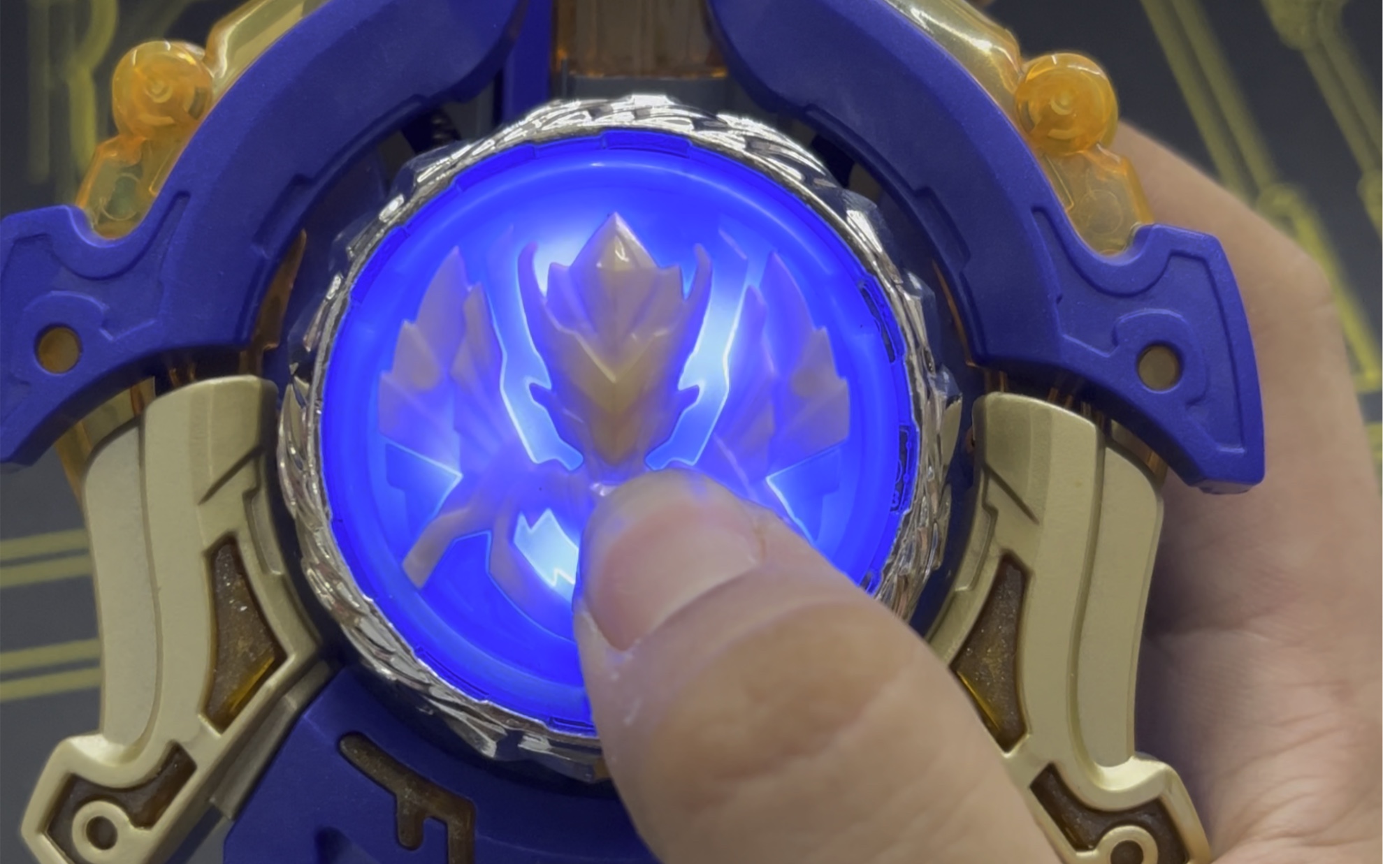 奥迪飓风战魂剑旋陀螺烈风剑翼改发光