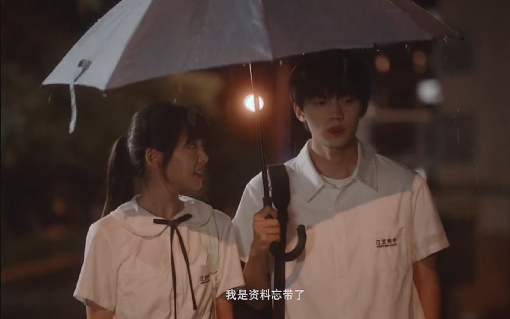 女主对男主一见钟情,慢慢的男主被攻陷了,因为你我开始喜欢下雨天了.