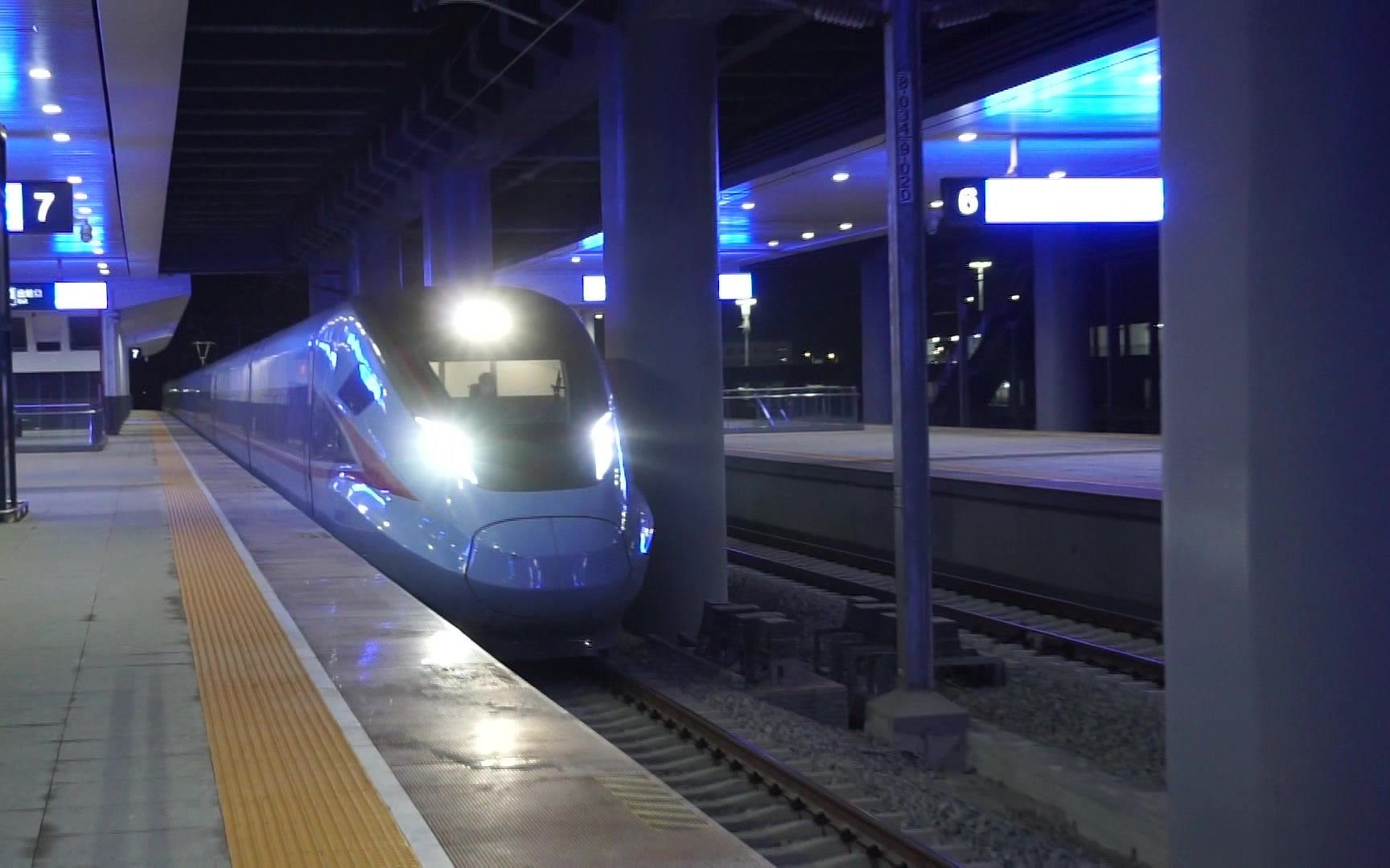 cr300af担当的d7148次江门站进站