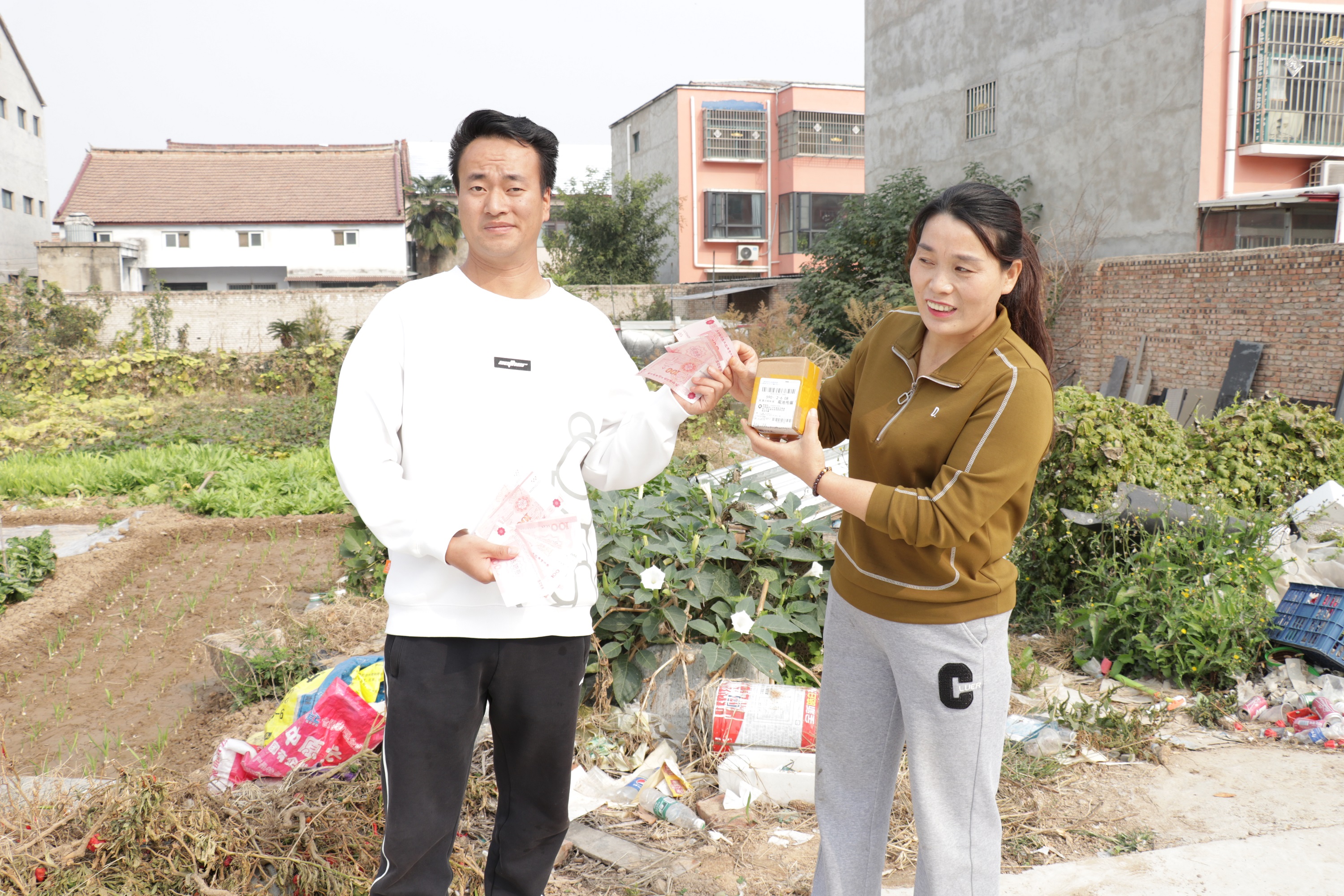 [图]女骗子上门送快递骗钱，没想小伙才是行骗高手，白白损失4000元