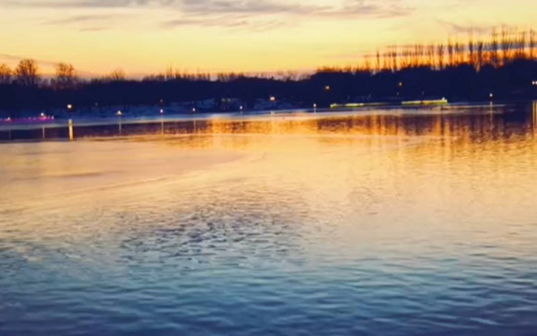 任何昂贵的费心思的秀恩爱,都不如简单自然的烟火小景令人感动.