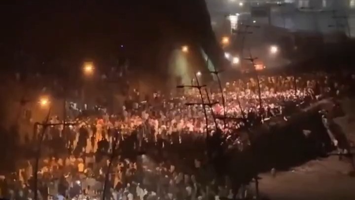 今天，成千上万的非法移民又又又又又试图在一夜之间冲破边境并闯入西班牙休达