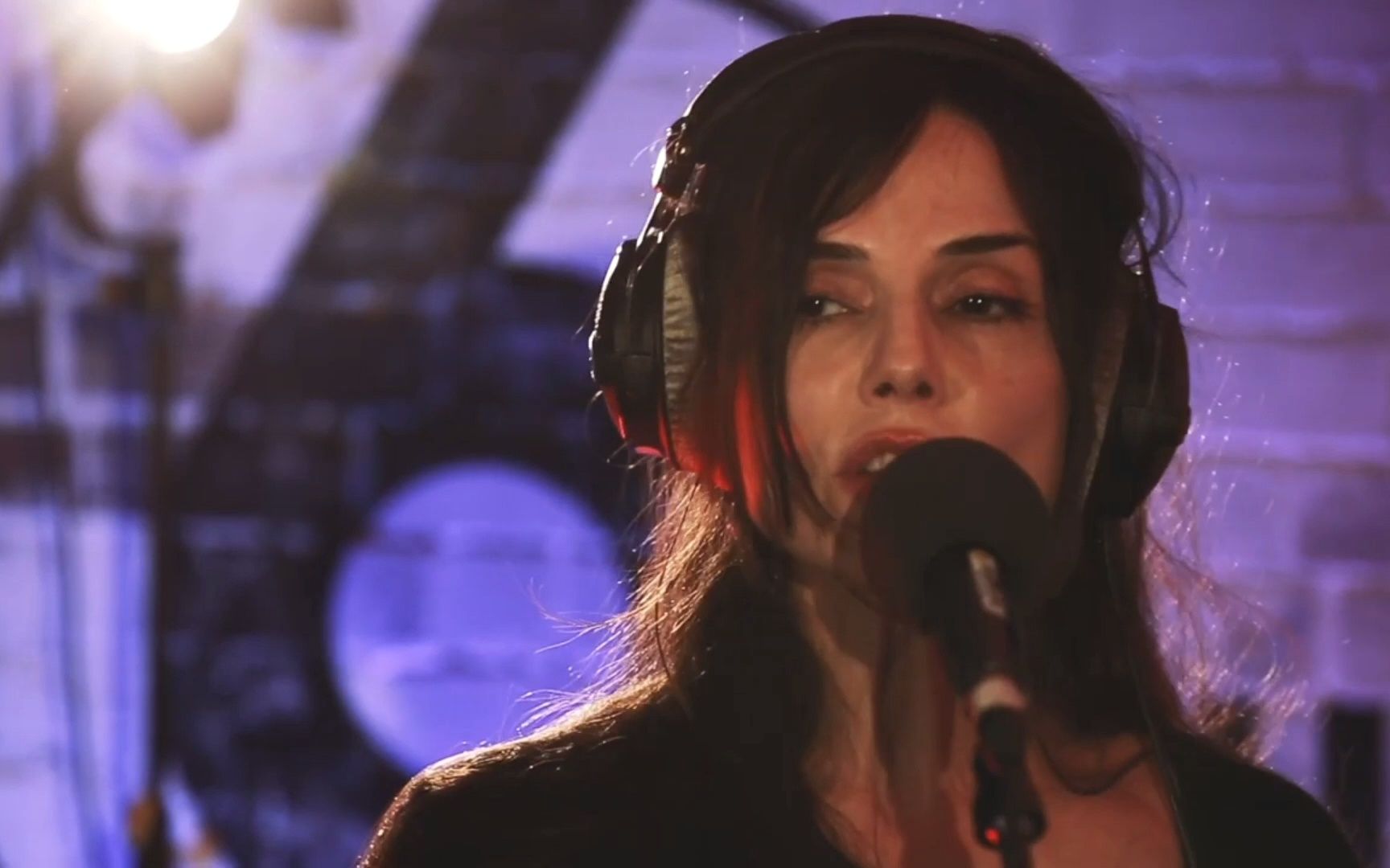 unlovedwhenawomanisaround6musicliveroom