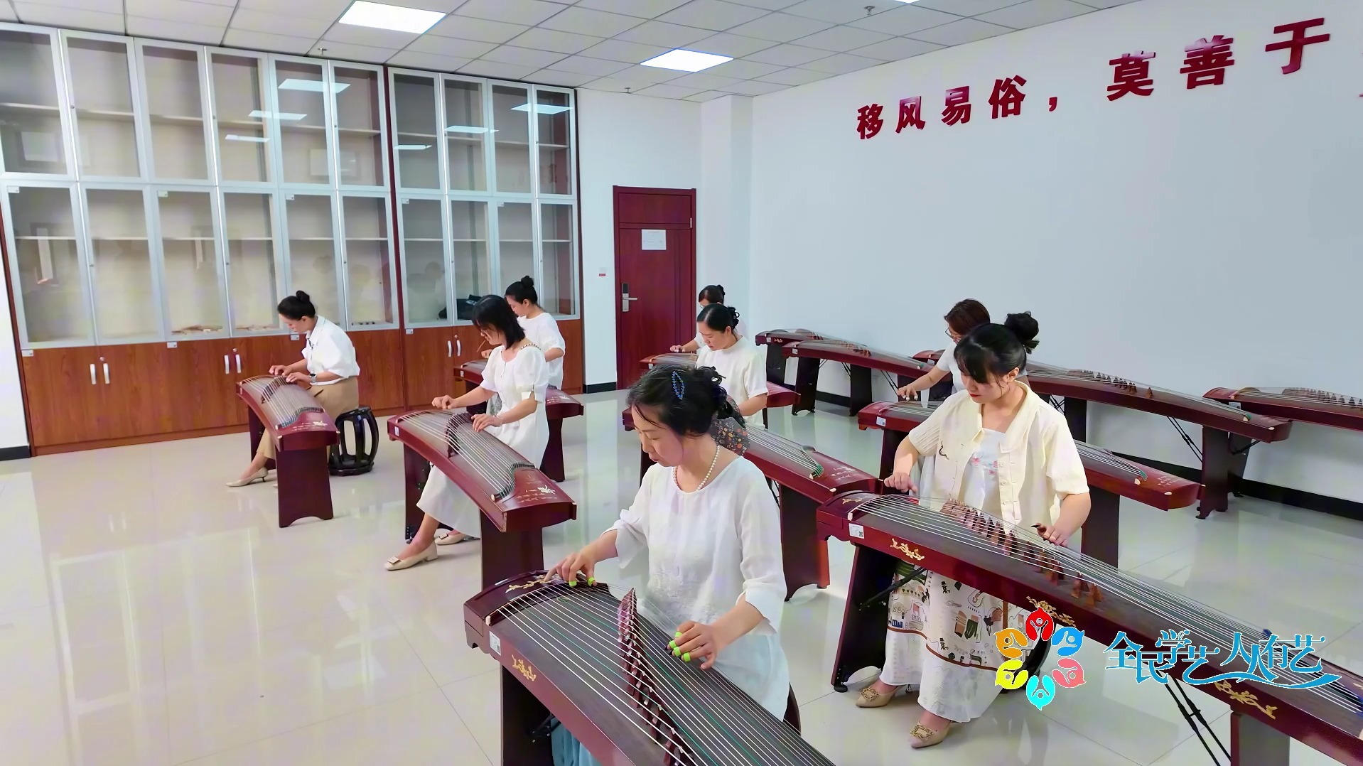 47.古筝齐奏《小小竹排》演出班级:古筝提高一班 指导老师:王豫苗