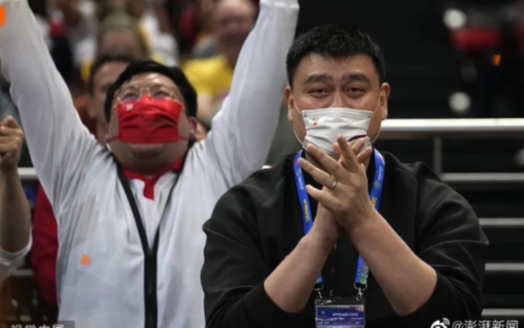 戴口罩难掩姚明的笑容!祝贺!中国女篮进入世界杯决赛! #中国女篮