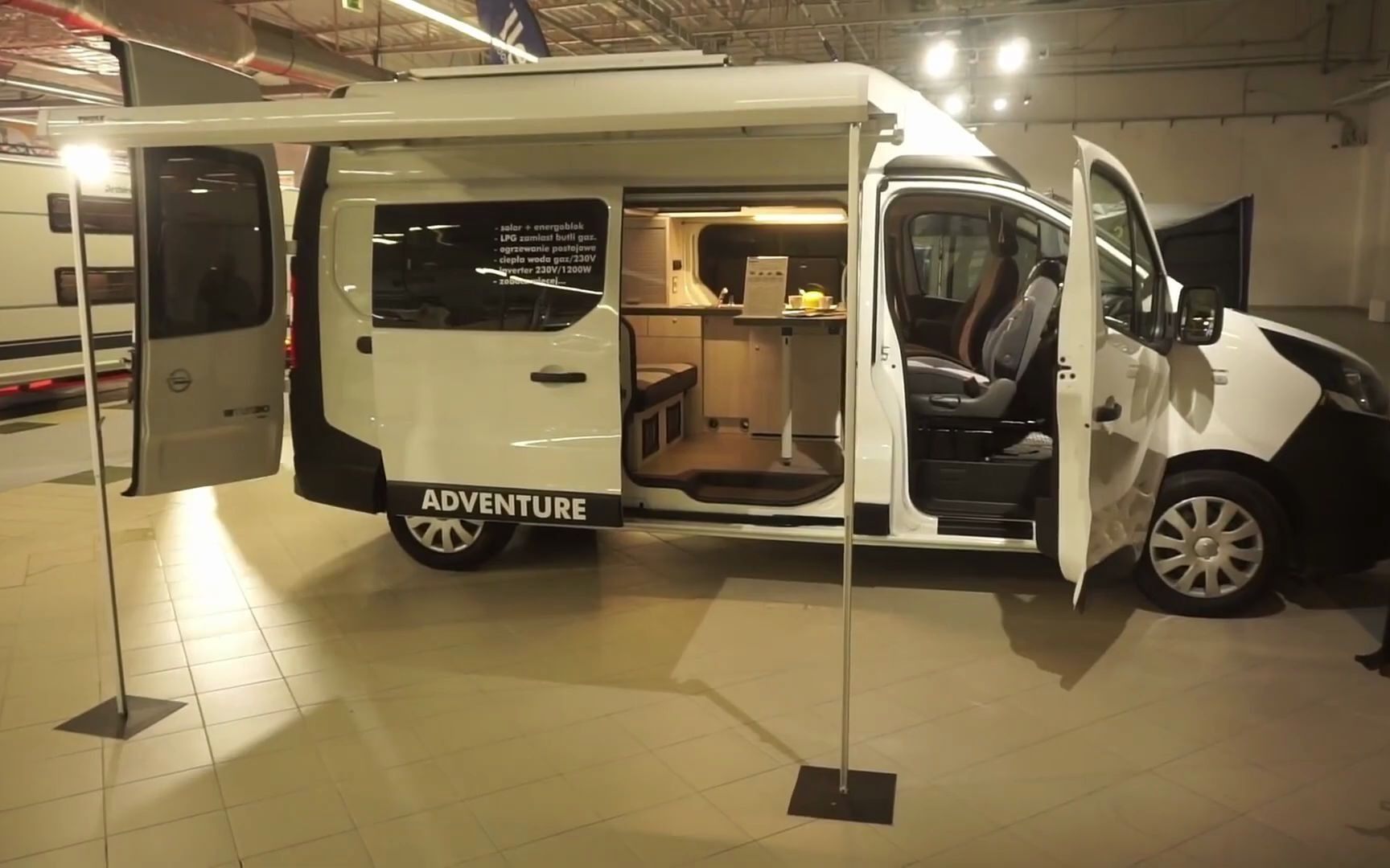 最新款欧宝小型高顶露营车