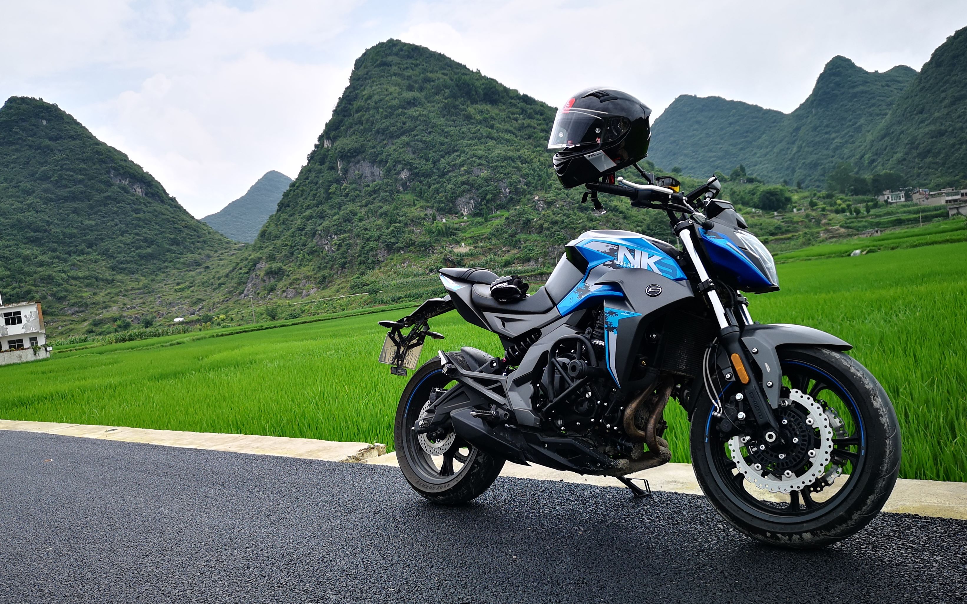 400nk跑山路遇不明球体袭击?_哔哩哔哩_bilibili