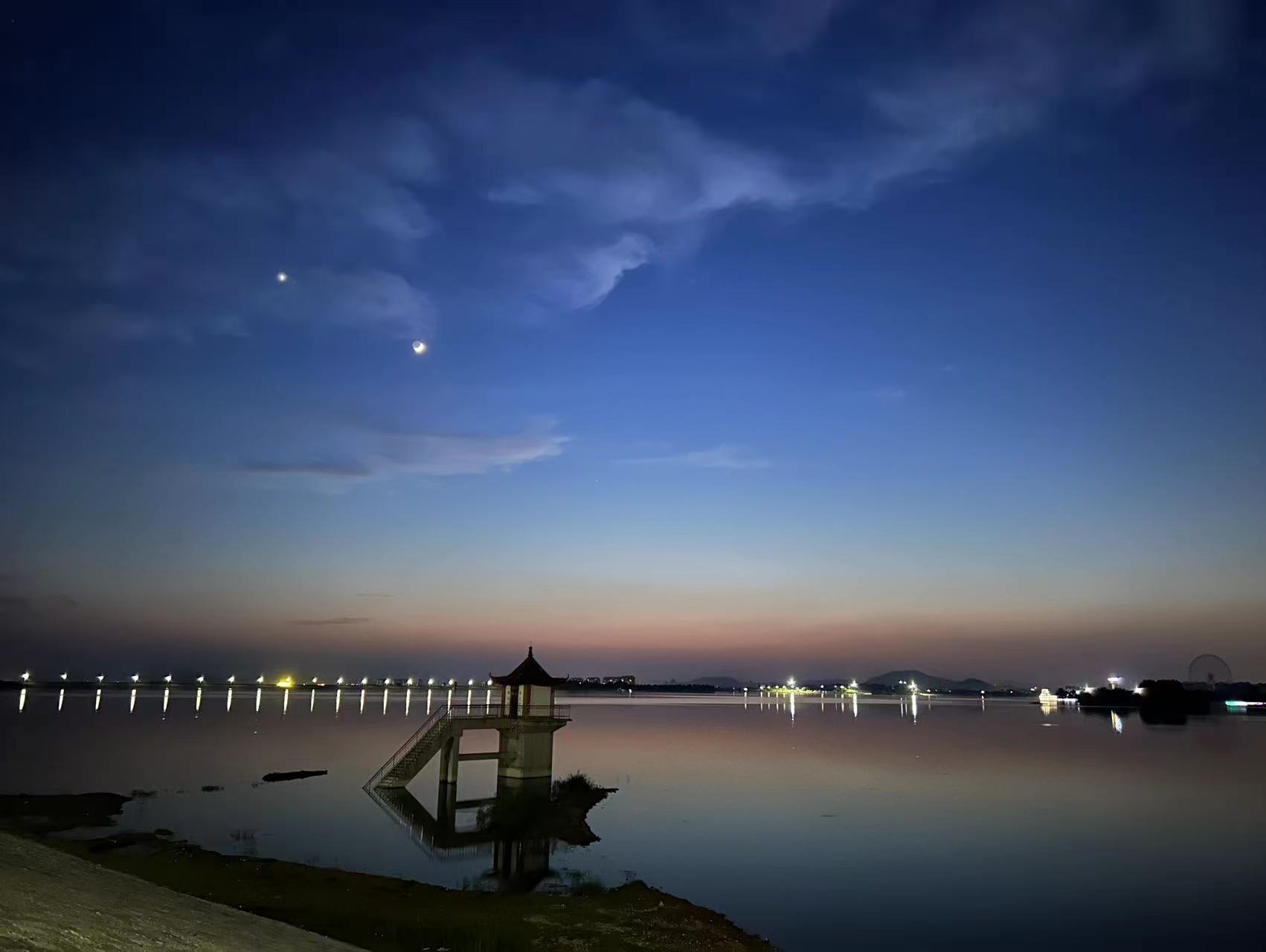 夜色蝉鸣 泰山天颐湖