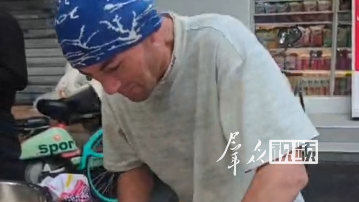 近日，一新疆小伙在西安卖馕走红，引发大量网友关注，亲切称呼小伙为“阿达西”。顾客表示，“阿达西”的馕又大又暄软，如果做小了还会现场免