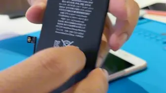 Télécharger la video: 广西粉丝购买精品8plus 64G 1千多块给爸妈用不错！iPhone换电池！