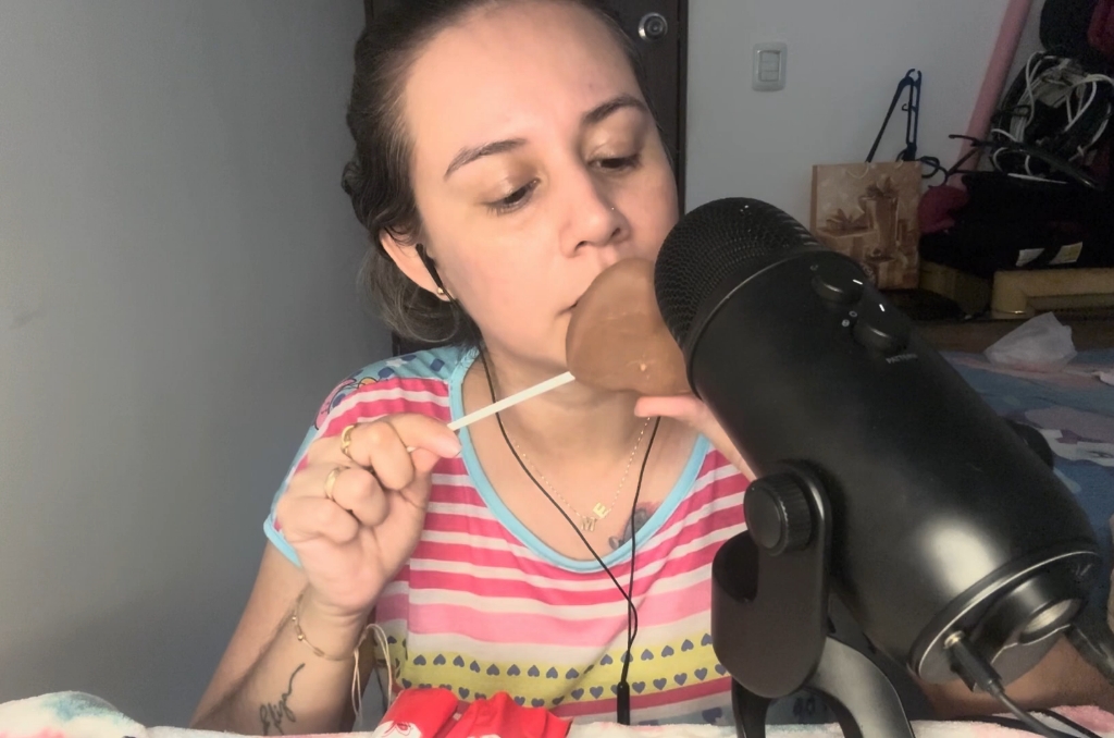 吃心形巧克力棒棒糖ASMR paletas choc melos en forma de coraz㳥“”哩哔哩bilibili