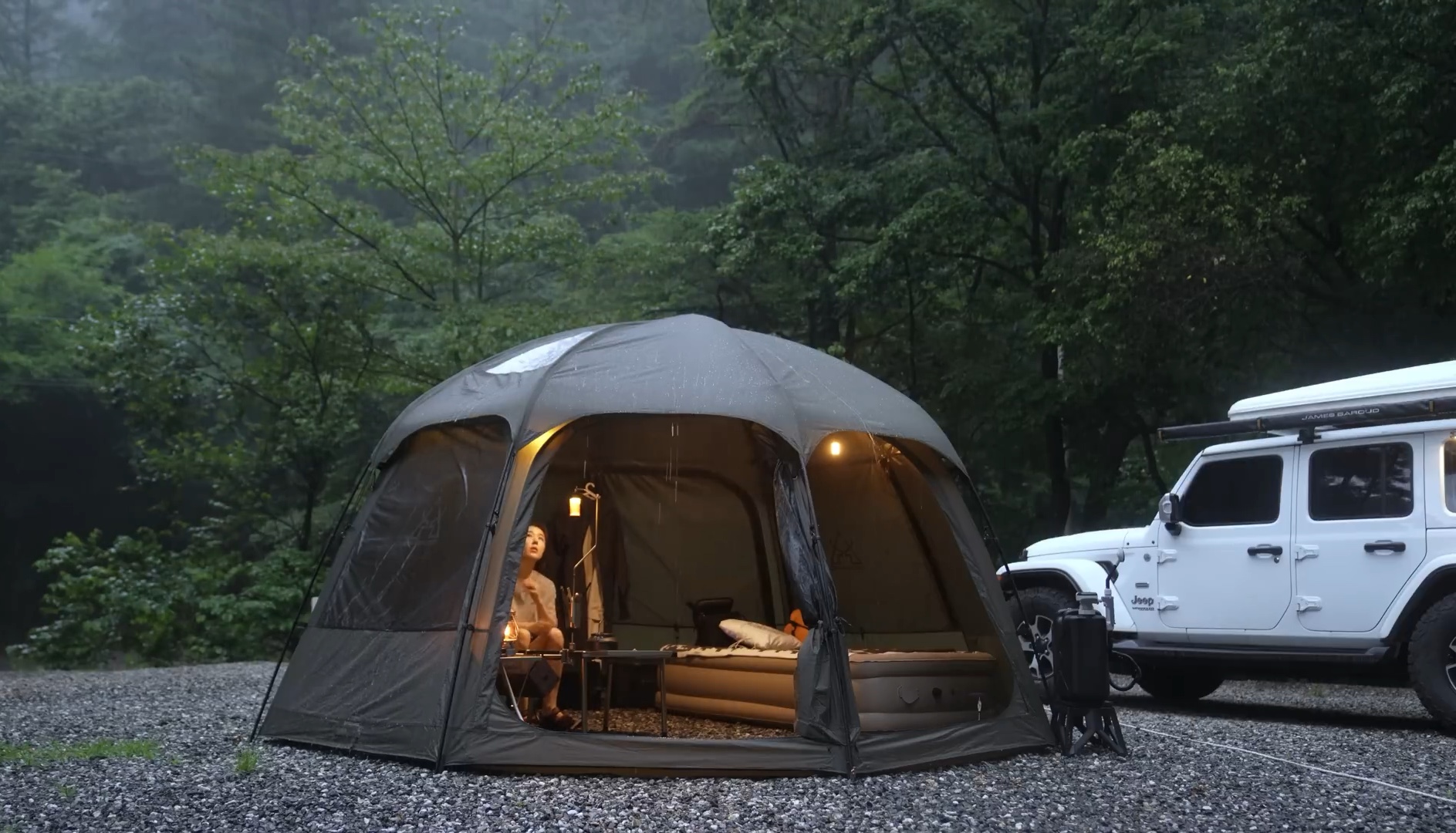 [图]深林里独自露营，在暴雨中冒险。