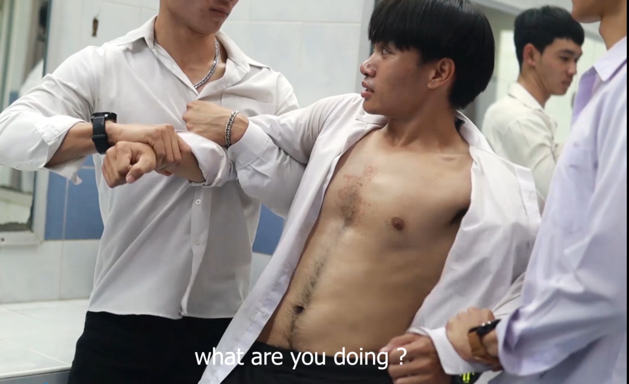 96 东南亚腹毛旺盛的腹肌同学在厕所被坏同学挟持-狮子拉-狮子拉-哔哩