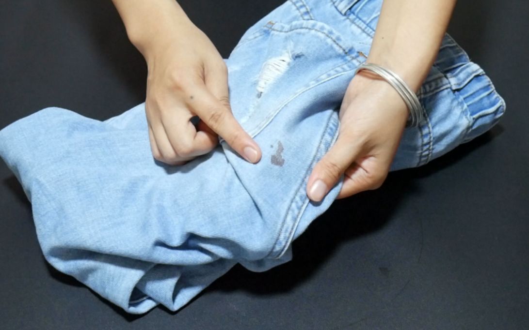 牛仔裤沾了血渍不要怕,教你一招,再顽固的血渍也能洗干净_哔哩哔哩