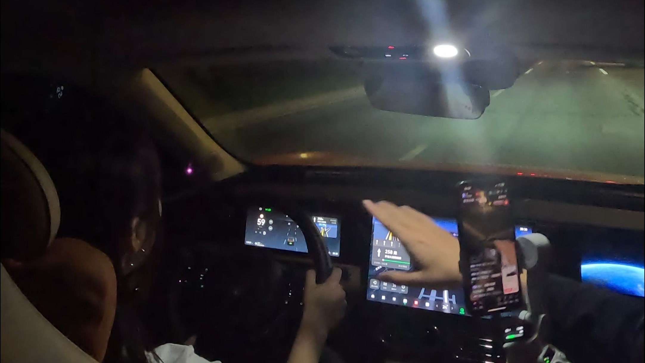 新手女司机贴了深色车膜走夜路!