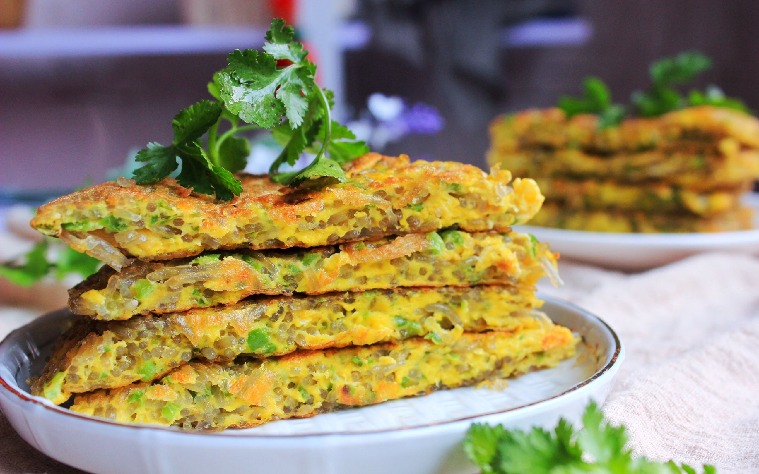 金黄脆口的粉丝鸡蛋饼,是宝宝的绝佳营养早餐!