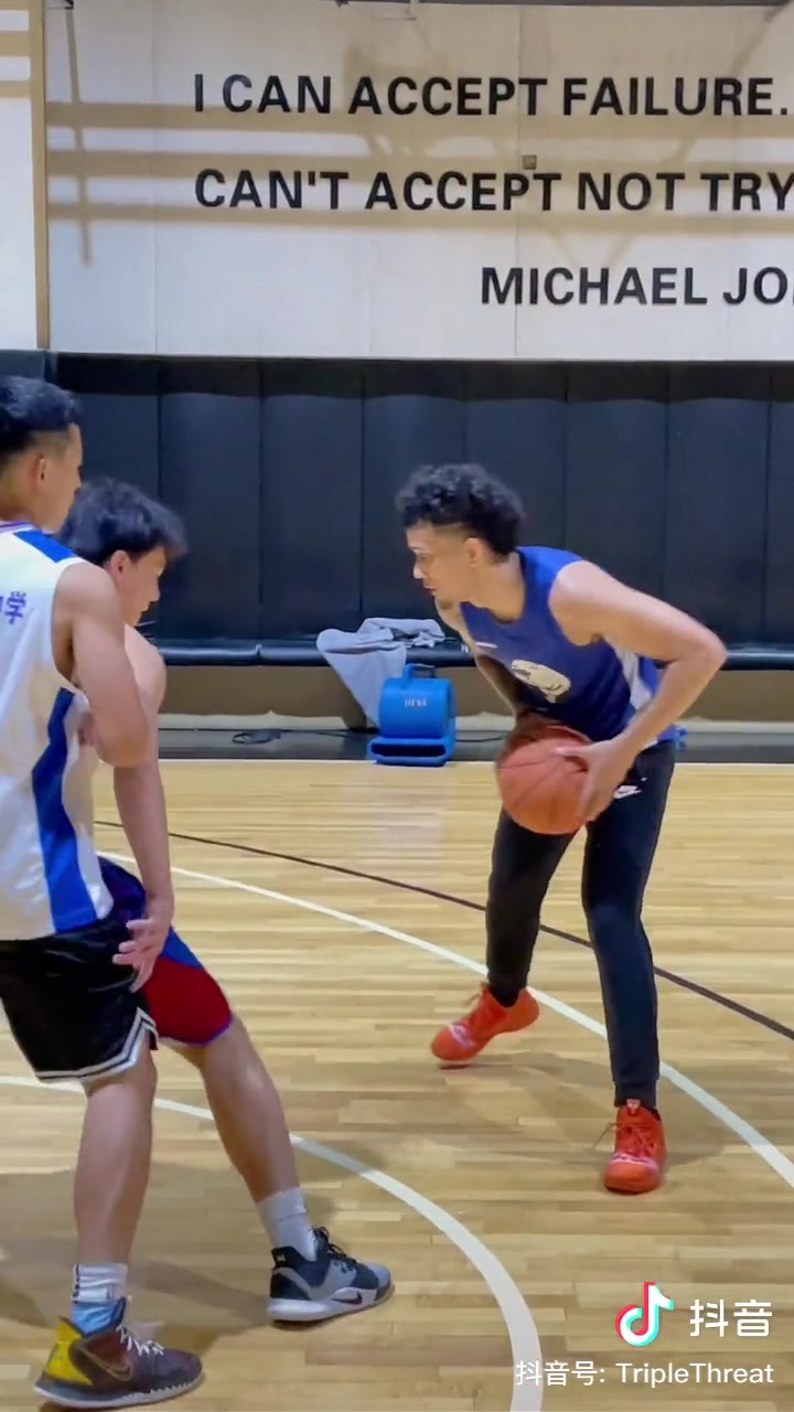 训练之余也是多姿多彩的阿迪力训练之余和特训学员们打对抗