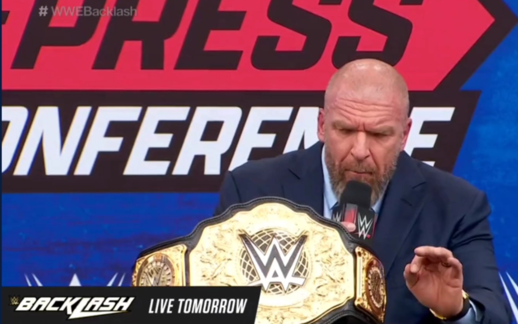 hhh宣布本周一wwe raw世界重量级冠军锦标赛将开始(渣翻译)