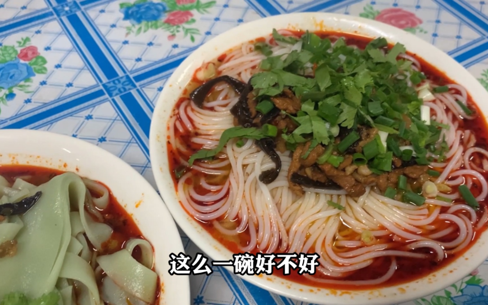 裸辞回家第一天,凤凰古城老菜市场的六块钱绿豆面,这物价瞬间回到小学