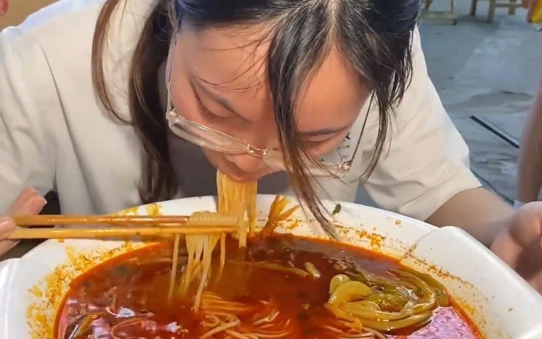 湖南美女挑战爆辣螺蛳粉,我看她很有信心啊!你觉得她能吃得完嘛?