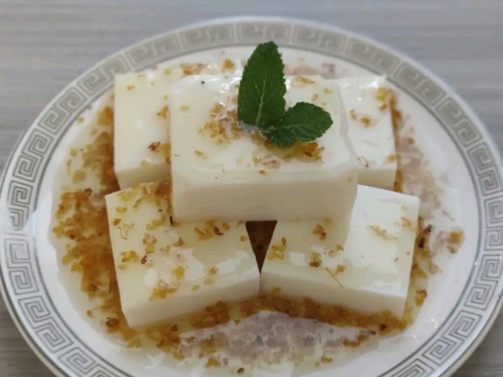 杏仁豆腐是豆制品吗，杏仁豆腐是豆制品吗能吃吗