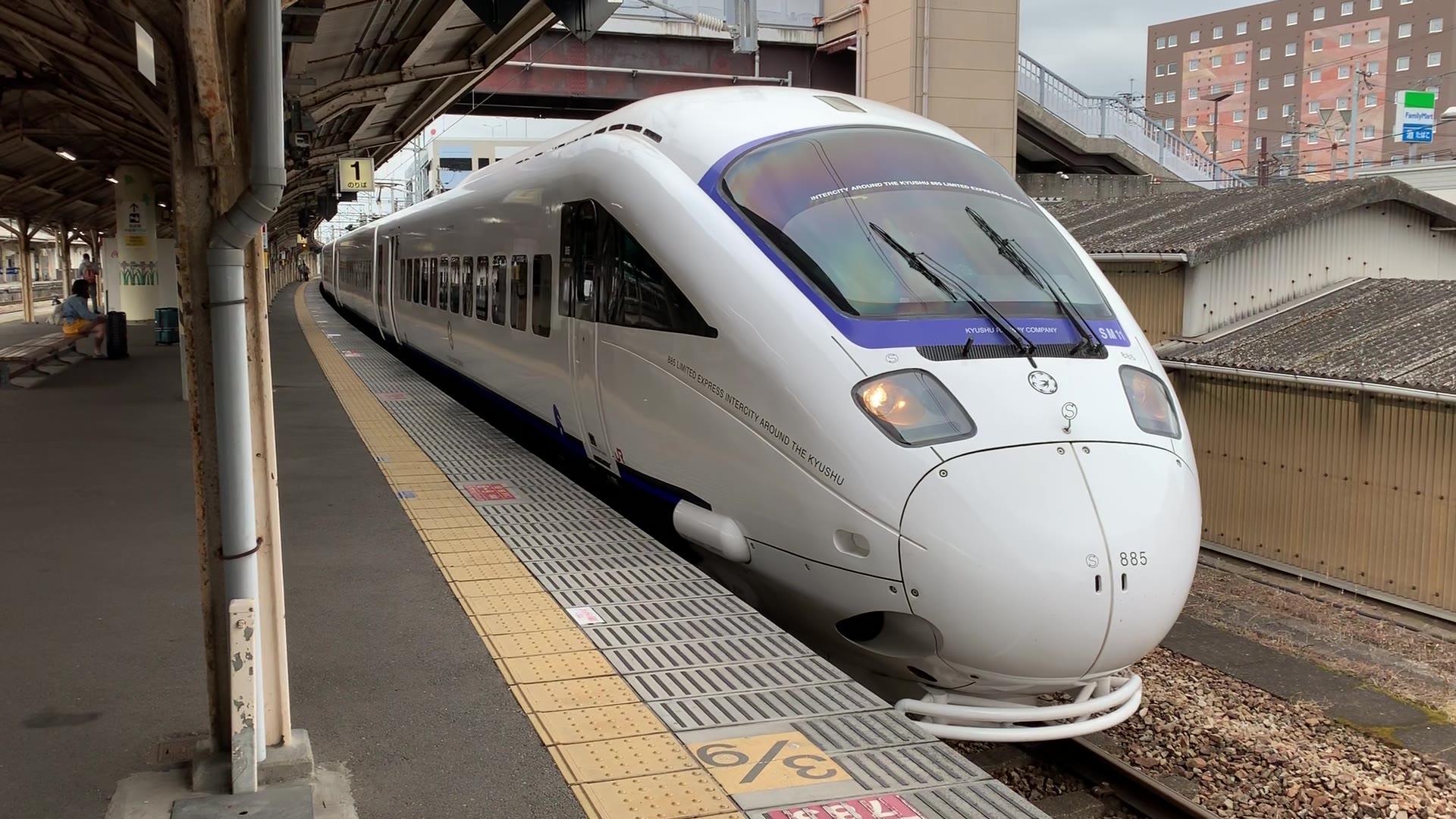 白色885系"海鸥号"(博多-长崎)鳥栖站出站