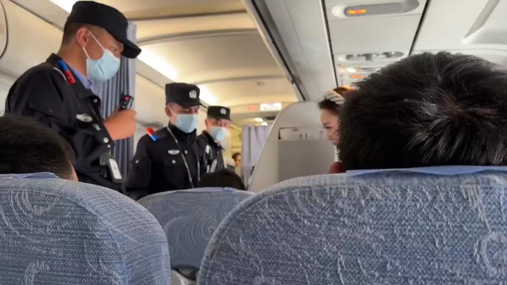 飞机上抽电子烟,头一回见747474