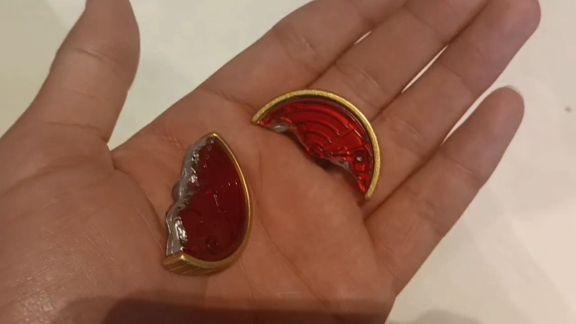 家人们,今天在漫展捡到个碎掉的硬币