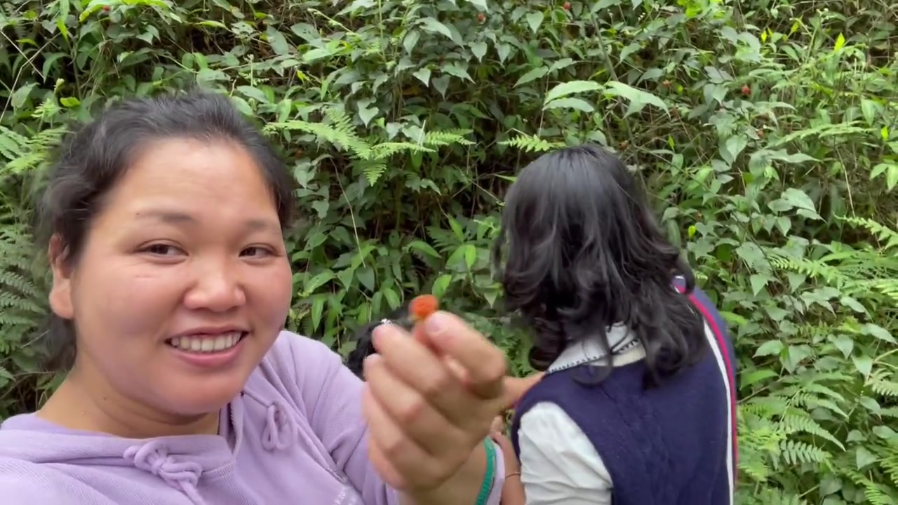 农村小英子,带娘家人上山三月泡小姨说有二十年没吃过了