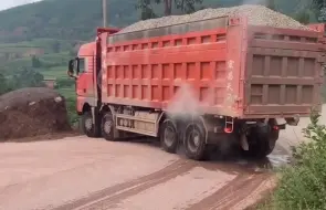 Скачать видео: 不是货车司机菜，这路真的不敢大意！