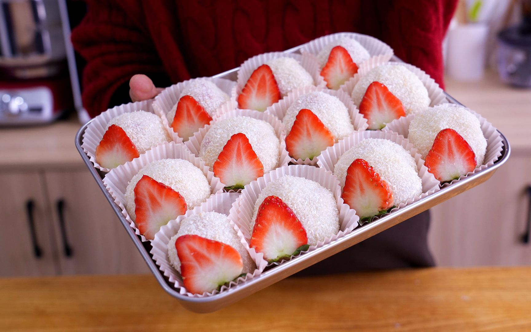 【草莓大福】草莓季冬天最爱的小甜品,咬一口草莓大福,软糯又清甜-兰