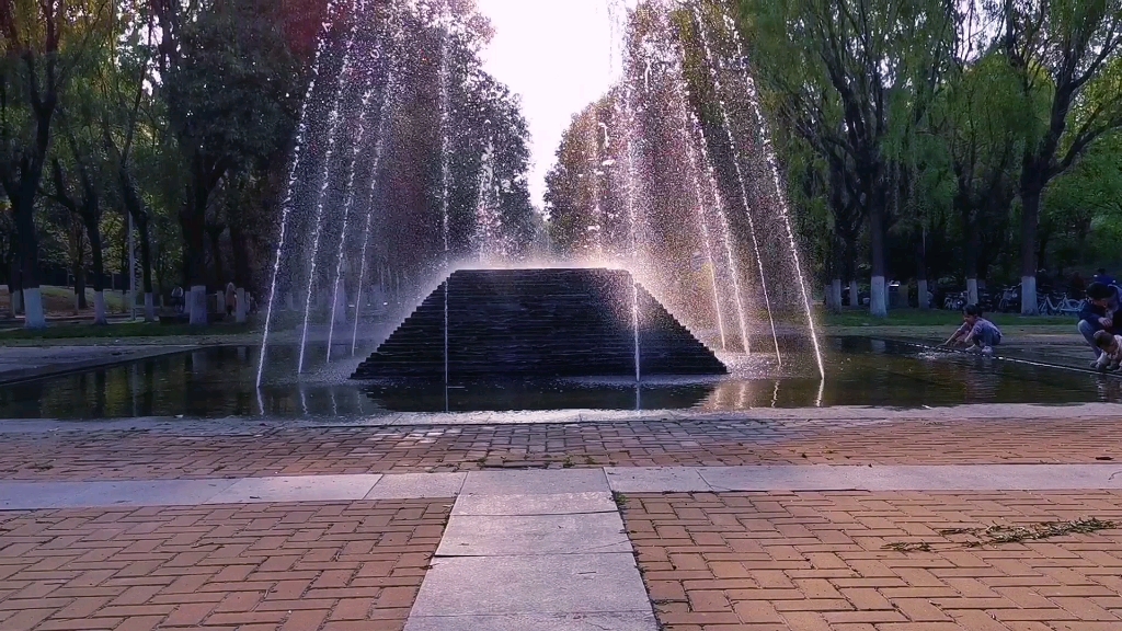 郑大校园的小水景