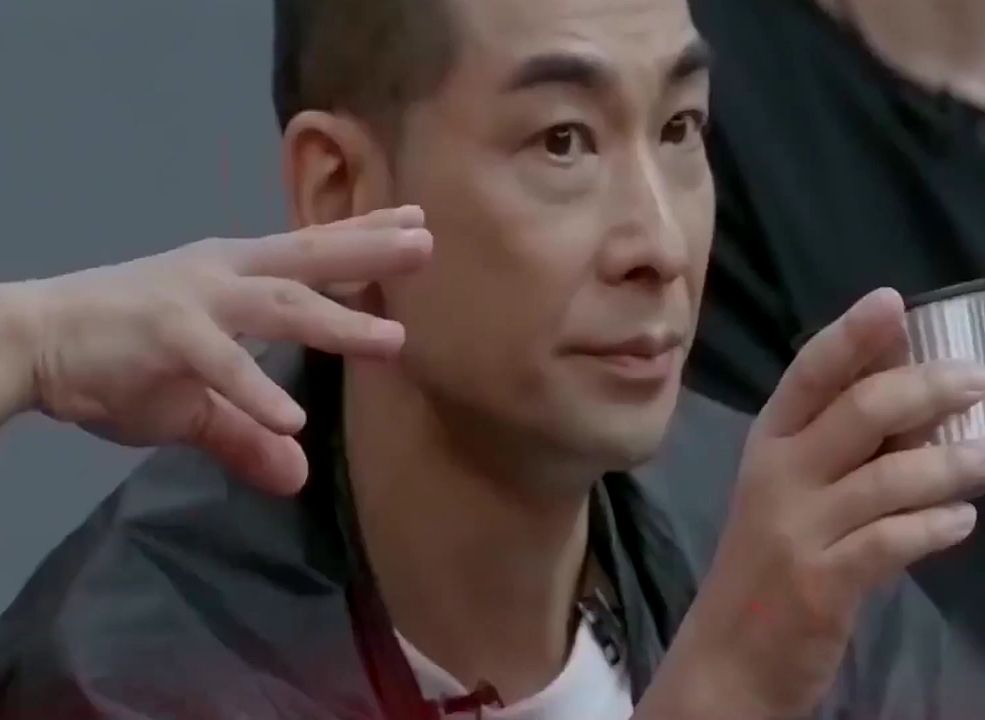 吴京遇赵文卓当场秒怂,陈小春等大咖纷纷起立!赵文卓有多么霸气