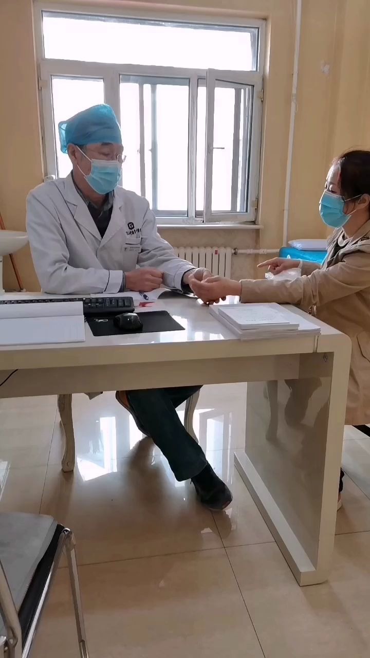 黑龙江中德骨科医院门诊邓可平主任为腱鞘炎患者查体看诊