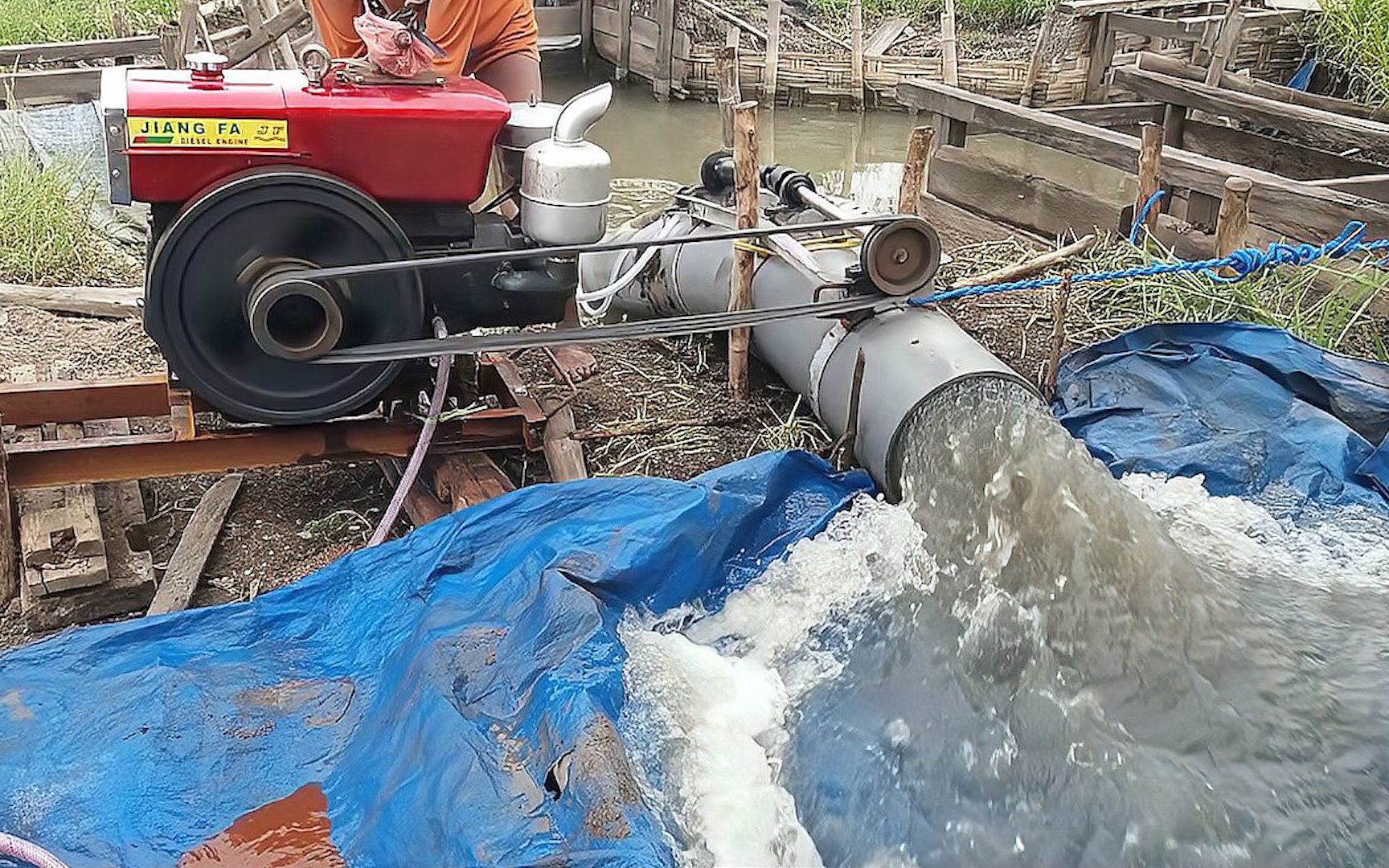 农村小伙发明传动轴抽水泵一小时能抽10吨水1500元造一台