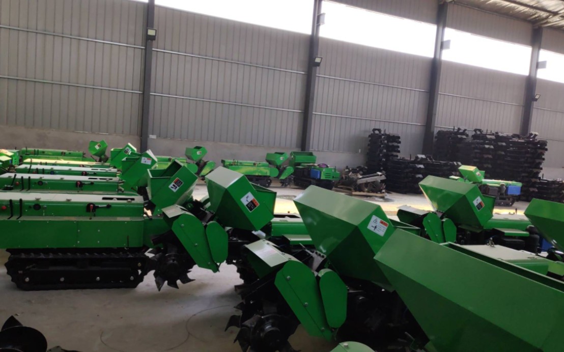 履带挖沟机多功能开沟机施肥开沟机阳光玫瑰葡萄施肥开沟机葡萄园开沟