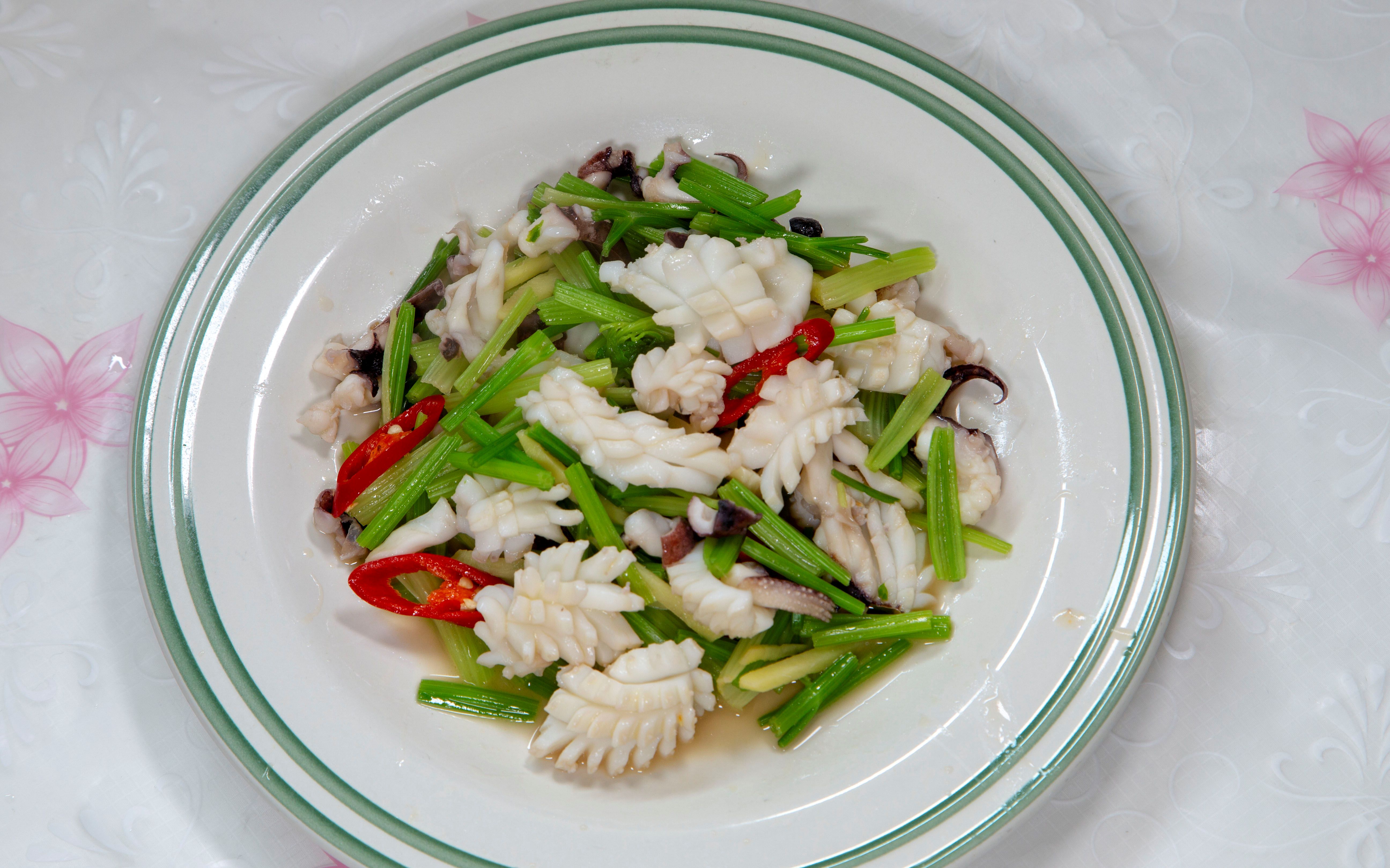 【小珠酱美食】乌贼的做法是炒芹菜.又香又鲜.