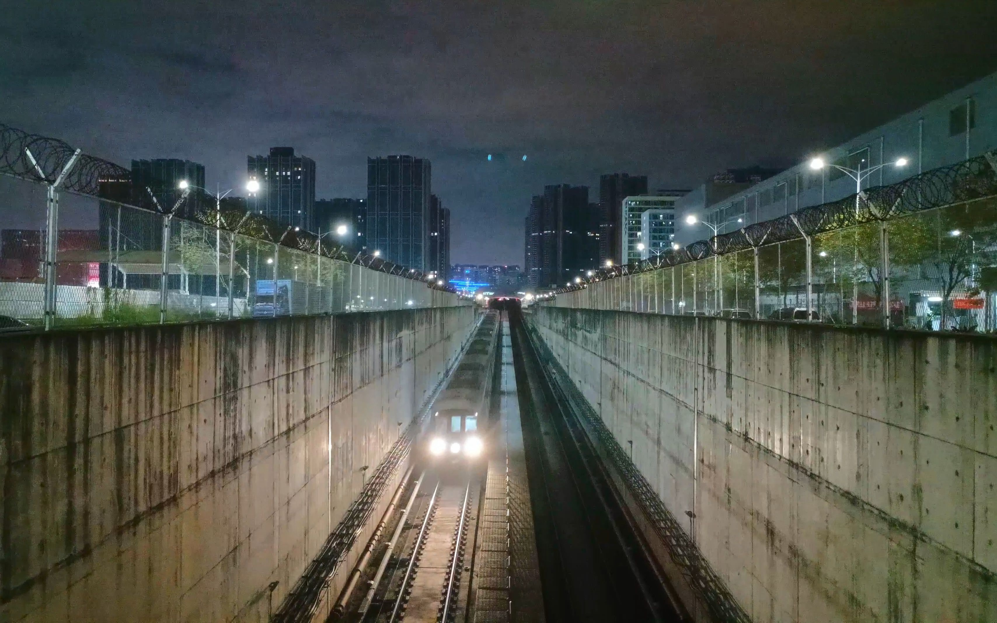 【隧道口视角】深圳地铁6号线夜间出地 入地