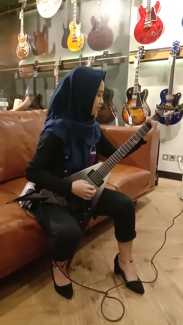 印尼小妹琴行弹奏邪恶黑金burzum乐队作品dunkelheit