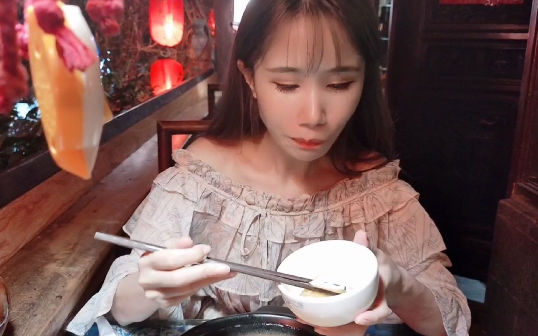 妹子在云南建水古城的晚餐,当地人推荐的餐馆,看看吃的啥